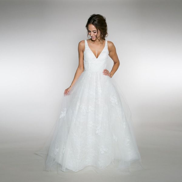 stunning v-neck court train backless lace wedding dress applique lace a-line bridal dress vestido de noiva, White
stunning v-neck court train backless lace wedding dress applique lace a-line bridal dress vestido de noiva, White