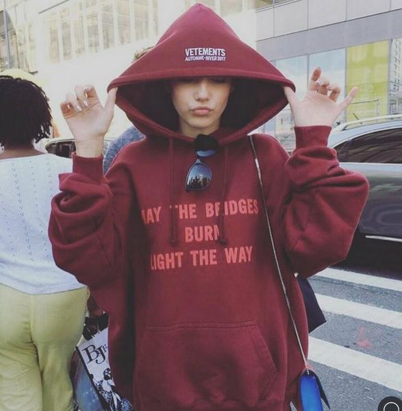 VETEMENTS Бренд Толстовки Мужчин МОЖЕТ МОСТЫ, КОТОРЫЕ Я СЖИГАЛ, ОСВЕЩАЕТ ПУТЫ Свитшот
VETEMENTS Бренд Толстовки Мужчин МОЖЕТ МОСТЫ, КОТОРЫЕ Я СЖИГАЛ, ОСВЕЩАЕТ ПУТЫ Свитшот