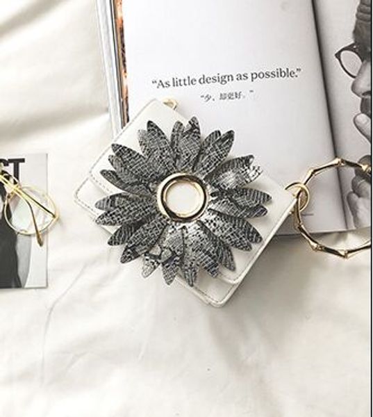 the new 2017 handbag hardware with small flowers bread hand the bill of lading shoulder bag
the new 2017 handbag hardware with small flowers bread hand the bill of lading shoulder bag