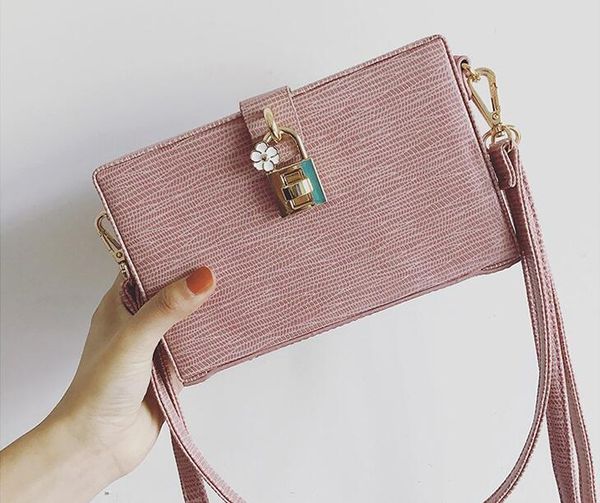 2017. women's bags. flower lock. small. box bag. leisure fashion bag. lizard grain. pu. soft. mini.cross body.shoulder bags
2017. women's bags. flower lock. small. box bag. leisure fashion bag. lizard grain. pu. soft. mini.cross body.shoulder bags