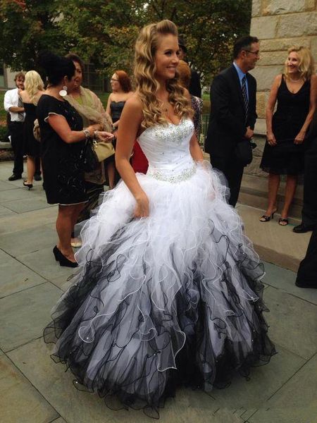 2020 White And Black Quinceanera Dresses Sweetheart Sleeveless Crystal Beaded Ball Gown Prom Custom Made Elegant Formal Dress Ruffle Gown
2020 White And Black Quinceanera Dresses Sweetheart Sleeveless Crystal Beaded Ball Gown Prom Custom Made Elegant Formal Dress Ruffle Gown