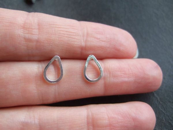 30pair- s004 tiny hollow water drop waterdrop stud earrings bridal tear drop teardrop stud earring cute raindrop stud earrings, Golden;silver
30pair- s004 tiny hollow water drop waterdrop stud earrings bridal tear drop teardrop stud earring cute raindrop stud earrings, Golden;silver