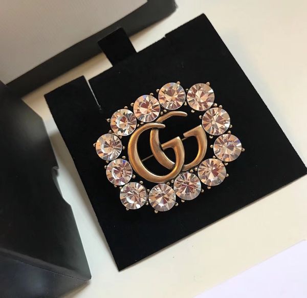 Italy Diamond Brooches 19ss Luxury Designer Brooch 18ss Women's Scarf Pin Christmas Gift Lady Wedding Broche
Italy Diamond Brooches 19ss Luxury Designer Brooch 18ss Women's Scarf Pin Christmas Gift Lady Wedding Broche