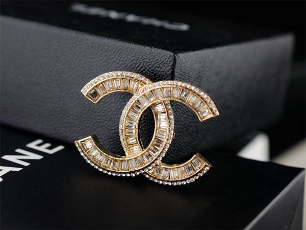 Factory Price Quality Celebrity Design Letter Pearl Diamond Brooch Fashion Letter Star Metal Buckle Brooch With Box
Factory Price Quality Celebrity Design Letter Pearl Diamond Brooch Fashion Letter Star Metal Buckle Brooch With Box