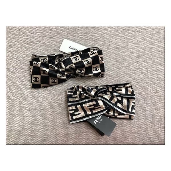 2019 Designer velvet Fashion Luxury Brand Elastic Hair bands For Women Girl Retro Turban Headwraps Gifts headband
2019 Designer velvet Fashion Luxury Brand Elastic Hair bands For Women Girl Retro Turban Headwraps Gifts headband