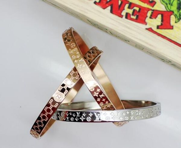 2018Luxury brand Fashion Jewelry C Letter Bracelets Black Bangle For Women Men Gold plated Wristhand Belt Bangles Cuff Buckle love Bracelets
2018Luxury brand Fashion Jewelry C Letter Bracelets Black Bangle For Women Men Gold plated Wristhand Belt Bangles Cuff Buckle love Bracelets