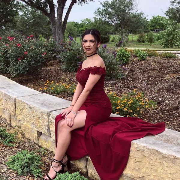burgundy lace mermaid evening dresses 2020 with appliques split off shoulder short sleeves sweep train long formal prom party gowns, Black;red
burgundy lace mermaid evening dresses 2020 with appliques split off shoulder short sleeves sweep train long formal prom party gowns, Black;red