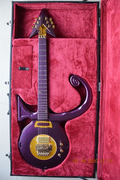 rare shaped guitar metallic purple love symbol electric guitar floyd rose tremolo bridge, purple single pickup, gold pickguard & back cover
rare shaped guitar metallic purple love symbol electric guitar floyd rose tremolo bridge, purple single pickup, gold pickguard & back cover
