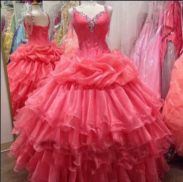 2018 new luxurious red ball gown spaghetti straps ruched quinceanera dresses crystals for 15 years sweet 16 plus size prom party gown qc1026, Blue;red
2018 new luxurious red ball gown spaghetti straps ruched quinceanera dresses crystals for 15 years sweet 16 plus size prom party gown qc1026, Blue;red