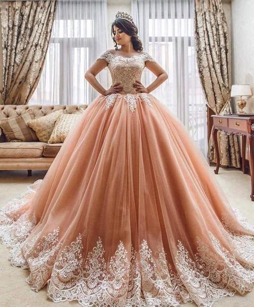 Coral Ball Gown Quinceanera Dresses Off the Shoulder Short Sleeves Lace Appliqued Sweet 16 Tulle Court Train Prom Party Dresses
Coral Ball Gown Quinceanera Dresses Off the Shoulder Short Sleeves Lace Appliqued Sweet 16 Tulle Court Train Prom Party Dresses