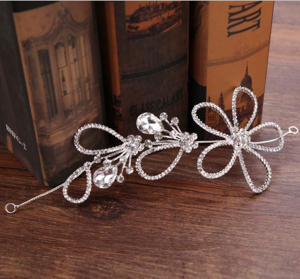 the bride's hair has a hollowed out flower with a water drill, Silver 
the bride's hair has a hollowed out flower with a water drill, Silver