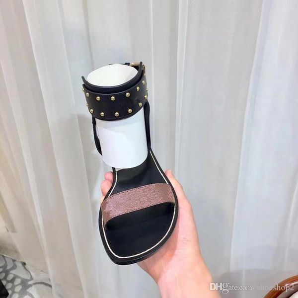 2018 Classical new women's double buckle sandals explosion models fashion large size sandals ladies 35--44 
2018 Classical new women's double buckle sandals explosion models fashion large size sandals ladies 35--44