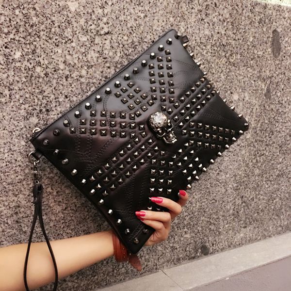 2018 new personality rock skull rivets women's new soft leather single shoulder bag envelopes large capacity men day clutch
2018 new personality rock skull rivets women's new soft leather single shoulder bag envelopes large capacity men day clutch