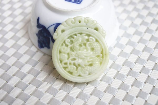 natural shaanxi lantian county white flying z. hand-carved talisman (rose) dragon play ball. lucky charm pendant necklace., Silver
natural shaanxi lantian county white flying z. hand-carved talisman (rose) dragon play ball. lucky charm pendant necklace., Silver