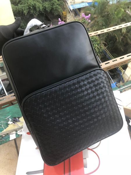 2018 new satchel, imported cowhide with hand-woven, can be installed notebook computer, large capacity.very practical
2018 new satchel, imported cowhide with hand-woven, can be installed notebook computer, large capacity.very practical