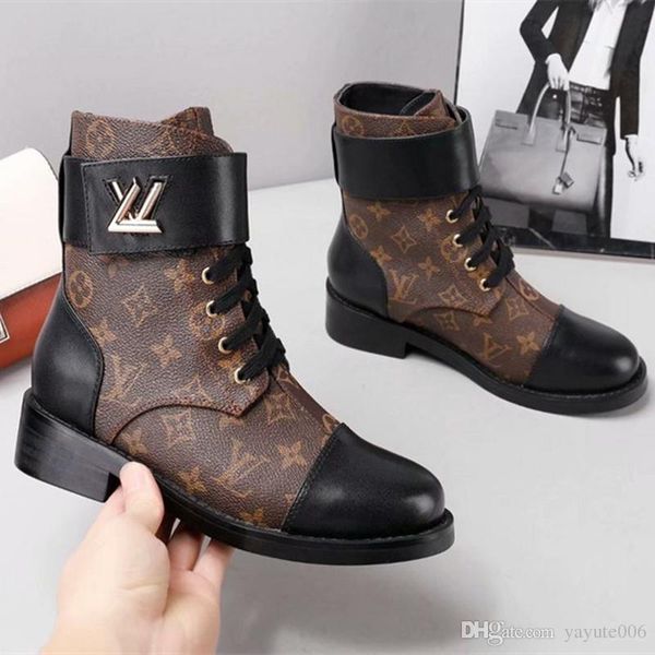2018 luxury leather ankle boots men red bottom roadie ankle boots luxury designer outdoor famous brand man party dress eu35-41, Black
2018 luxury leather ankle boots men red bottom roadie ankle boots luxury designer outdoor famous brand man party dress eu35-41, Black