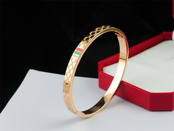 High Quality Celebrity design Bracelets Fashion show Classic style Letter Printing Fashion metal bracelet Jewelry With Box
High Quality Celebrity design Bracelets Fashion show Classic style Letter Printing Fashion metal bracelet Jewelry With Box