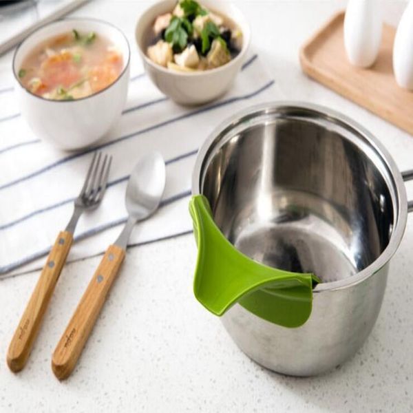 wholesale kitchen tools anti-spill drain pans edge liquid deflector kitchenware round deflector silicone funnel kitchen accessories
wholesale kitchen tools anti-spill drain pans edge liquid deflector kitchenware round deflector silicone funnel kitchen accessories