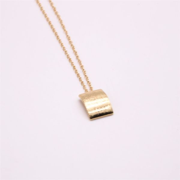 fashion curved quadrilateral pendant necklace classic brushed surface design for men and women gold silver rose three color optional
fashion curved quadrilateral pendant necklace classic brushed surface design for men and women gold silver rose three color optional