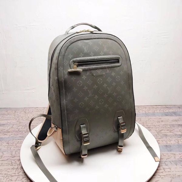 2018 new bag the canvas fabric selected for the large shoulders of the autumn and winter men's fashion show is inspired by space travel
2018 new bag the canvas fabric selected for the large shoulders of the autumn and winter men's fashion show is inspired by space travel