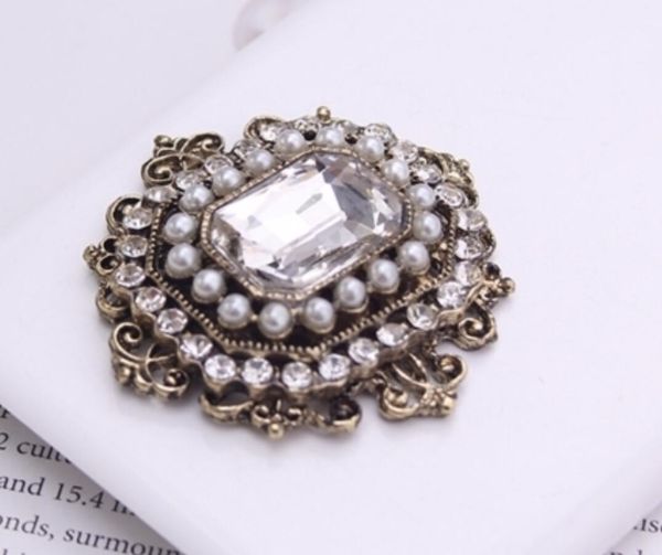 

antique gold tone vintage style crystal and pearl brooch without pin, Gray