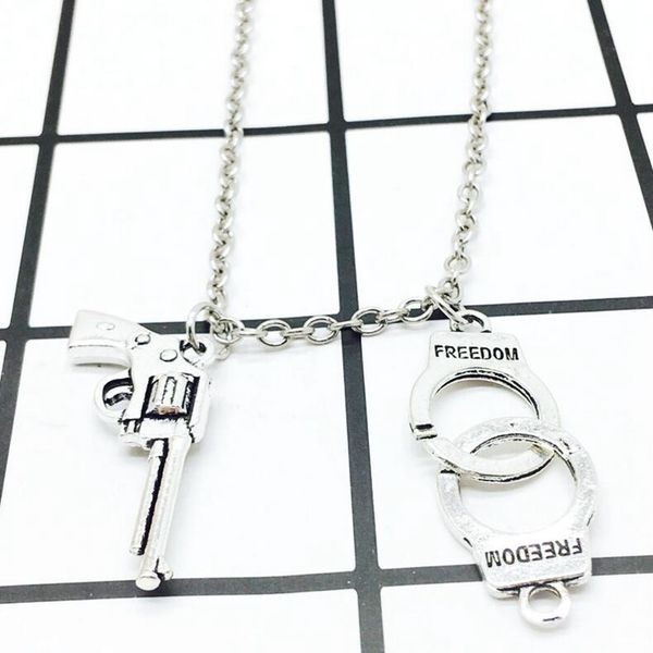 2018 горячее надувательство старинное серебро полиция gunhandcuffs подвески письмо ожерелье мода творческий пара ювелирных аксессуаров празд, Silver
2018 горячее надувательство старинное серебро полиция gunhandcuffs подвески письмо ожерелье мода творческий пара ювелирных аксессуаров празд, Silver