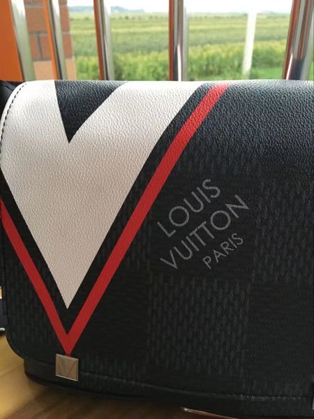 2018 new famous Brand Classic designer fashion Men leather messenger bags cross body bag school bookbag shoulder bag briefcase 25CM
2018 new famous Brand Classic designer fashion Men leather messenger bags cross body bag school bookbag shoulder bag briefcase 25CM