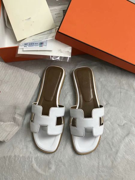 2018 HOT New Designer Luxury Designer Women Fashion Pearl Sandals lady Slippers Summer Casual Slippers Flip Flops flat sandy shoes
2018 HOT New Designer Luxury Designer Women Fashion Pearl Sandals lady Slippers Summer Casual Slippers Flip Flops flat sandy shoes