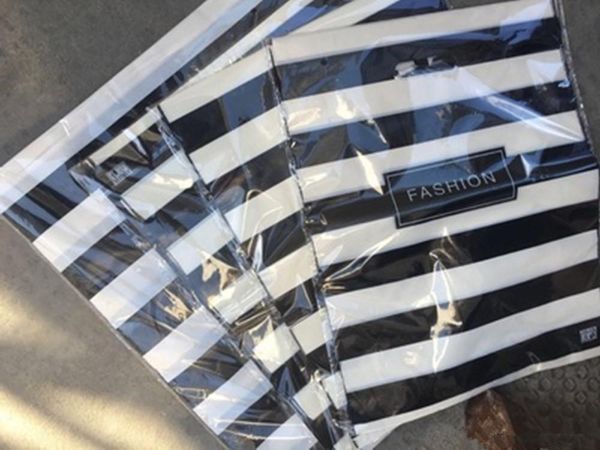100pcs 20*26cm Black and White Strip Patterns Plastic Small Gift Bag Jewelry Pouches Bags Packaging
100pcs 20*26cm Black and White Strip Patterns Plastic Small Gift Bag Jewelry Pouches Bags Packaging