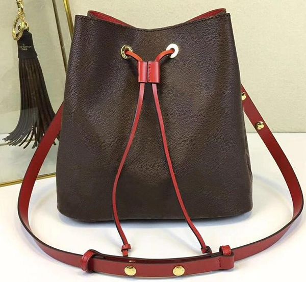 The new high quality leather shoulder bag, shopping bag, women's handbag and free delivery.
The new high quality leather shoulder bag, shopping bag, women's handbag and free delivery.
