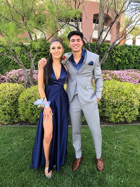 Halter Deep V Front Sexy Party Dresses 2018 A-Line Satin Prom Dresses Navy Blue Leg Slit Evening Gowns robe de soiree longue 2018
Halter Deep V Front Sexy Party Dresses 2018 A-Line Satin Prom Dresses Navy Blue Leg Slit Evening Gowns robe de soiree longue 2018