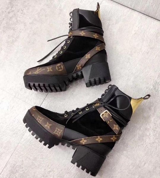 Laureate Platform Desert Boot Luxury Brand Leather Ankle Martin Lace up Boots Chunky Heel Cow Leather Designer Winter Boots with Box
Laureate Platform Desert Boot Luxury Brand Leather Ankle Martin Lace up Boots Chunky Heel Cow Leather Designer Winter Boots with Box