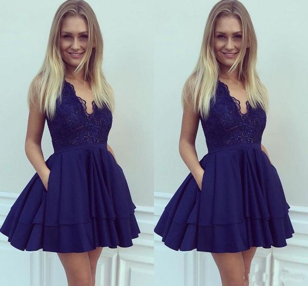 Fashion Dark Royal Blue Short Homecoming Dresses Lace Applique V-neck Mini Cocktail Party Gowns Prom Celebrity Dress Without Pockets
Fashion Dark Royal Blue Short Homecoming Dresses Lace Applique V-neck Mini Cocktail Party Gowns Prom Celebrity Dress Without Pockets