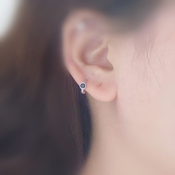 whole salenew sterling silver ear bone ring 925 silver black and white round ear buckle earrings, Golden;silver
whole salenew sterling silver ear bone ring 925 silver black and white round ear buckle earrings, Golden;silver