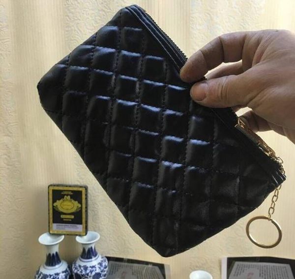 2018 fashion makeup bag famous logo quilted gold black color with box cosmetic case luxury party makeup organizer bag clutch bag
2018 fashion makeup bag famous logo quilted gold black color with box cosmetic case luxury party makeup organizer bag clutch bag