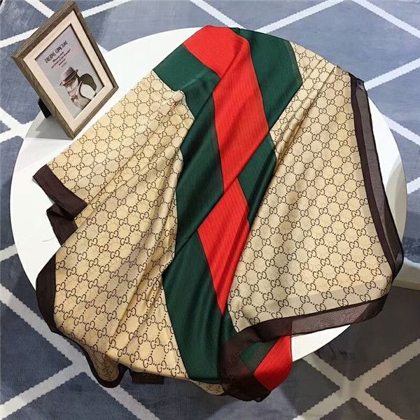In the spring and summer of 2018, women's silk scarves are soft and delicate, each of which has a unique tone and beauty.
In the spring and summer of 2018, women's silk scarves are soft and delicate, each of which has a unique tone and beauty.