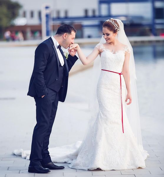 new design vintage lace mermaid wedding dresses appliqued sheer neck cap sleeves backless wedding dress court train bridal gowns custom, White
new design vintage lace mermaid wedding dresses appliqued sheer neck cap sleeves backless wedding dress court train bridal gowns custom, White
