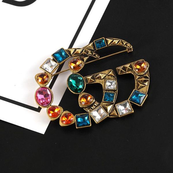 Retro Famous Brand Brooch Vintage Luxury Brand Designer Rhinestone Suit Lapel Pin for Party Brand Jewelry Accessory
Retro Famous Brand Brooch Vintage Luxury Brand Designer Rhinestone Suit Lapel Pin for Party Brand Jewelry Accessory