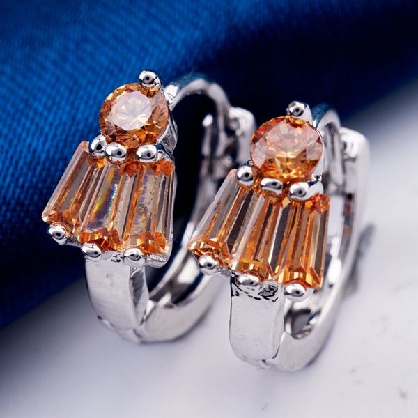 yunkingdom brand fashion cute lovely crystal cz small hoop earrings for women white gold color jewelry wholesale x0244, Golden;silver
yunkingdom brand fashion cute lovely crystal cz small hoop earrings for women white gold color jewelry wholesale x0244, Golden;silver