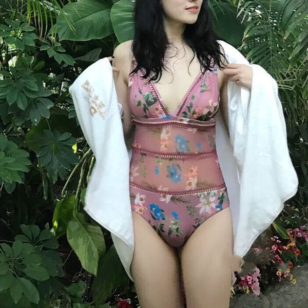 the new australian wearing a cardigan, sun screen size chest covered belly thin swimming suit female, White;black
the new australian wearing a cardigan, sun screen size chest covered belly thin swimming suit female, White;black