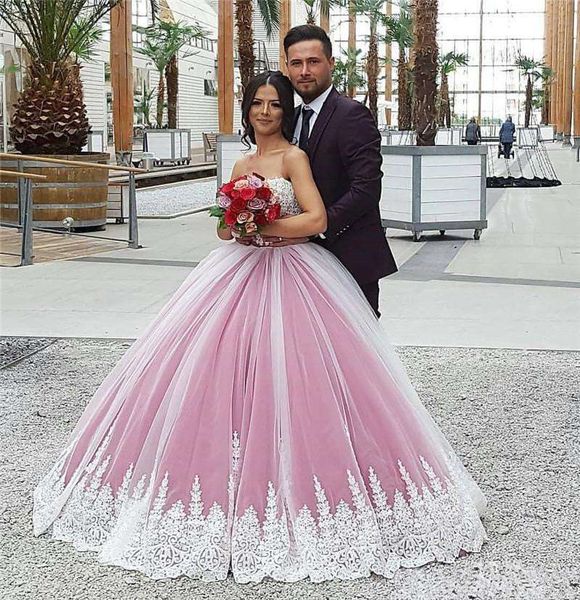 2018 Saudi Arabic Vintage Sweetheart Ball Gown Prom Dresses Sleeveles Lace Appliques Quinceanera Birthday Gowns Formal Evening Party Gowns, Black
2018 Saudi Arabic Vintage Sweetheart Ball Gown Prom Dresses Sleeveles Lace Appliques Quinceanera Birthday Gowns Formal Evening Party Gowns, Black