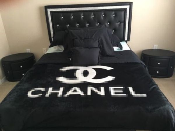 Home blanket 130 150cm bedding fa hion letter flannel comfort blanket new ofa nap bed office blanket
Home blanket 130 150cm bedding fa hion letter flannel comfort blanket new ofa nap bed office blanket