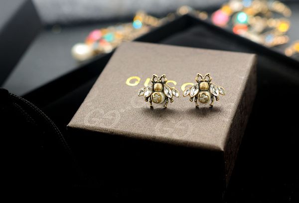 New arrival Factory Price High Quality Luxury Letter Pearl diamond Stud Earrings Fashion Bee insect metal Pearl earrings With Box
New arrival Factory Price High Quality Luxury Letter Pearl diamond Stud Earrings Fashion Bee insect metal Pearl earrings With Box