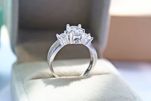 2018 new genuine 925 sterling silver jewellery 8mm 2 ct cz diamond heart and arrows cut classic three stones engagement ring, Golden;silver 
2018 new genuine 925 sterling silver jewellery 8mm 2 ct cz diamond heart and arrows cut classic three stones engagement ring, Golden;silver