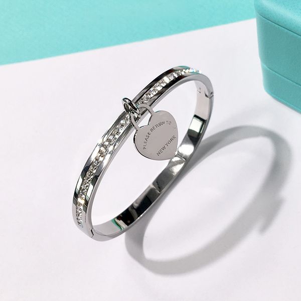 Модный браслет из титановой стали
Модный браслет из титановой стали