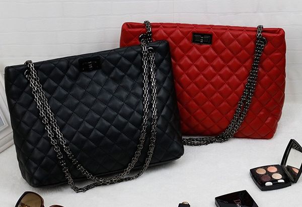 classic leather black red chain sell retail bags handbags shoulder bags tote bags messenger bag
classic leather black red chain sell retail bags handbags shoulder bags tote bags messenger bag