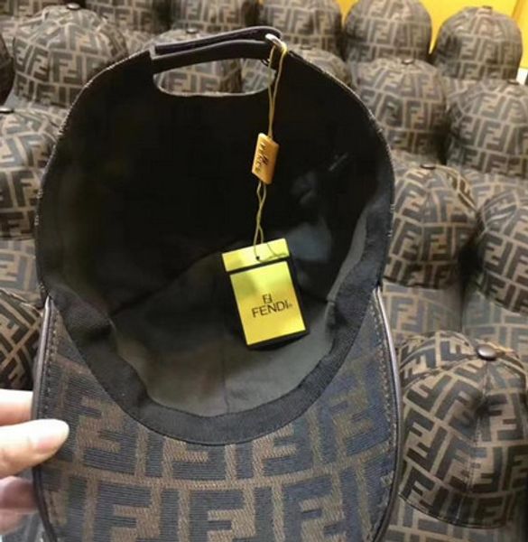 Дизайнер шапки Запад папа cap письмо Cap раскраски шляпы для мужчин женщин с коробко
Дизайнер шапки Запад папа cap письмо Cap раскраски шляпы для мужчин женщин с коробко