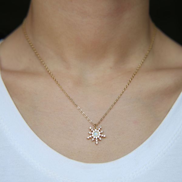 2018 christmas gift snowflake pendant necklace gold plated fashion jewelry opal cz sparking snow flake design high quality, Silver
2018 christmas gift snowflake pendant necklace gold plated fashion jewelry opal cz sparking snow flake design high quality, Silver