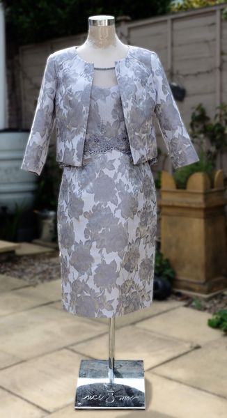 modest silver three quarter sleeve lace mother of the bride dresses with jacket sheath knee length wedding party gowns crystal applique, Black;red
modest silver three quarter sleeve lace mother of the bride dresses with jacket sheath knee length wedding party gowns crystal applique, Black;red