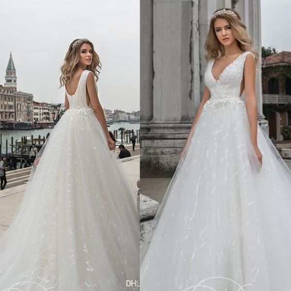 Grace A Line Wedding Dress Sexy Side Cut Low V-Neck Sequin Long Tulle White Sleeveless Bridal Gowns with Appliques Court Train
Grace A Line Wedding Dress Sexy Side Cut Low V-Neck Sequin Long Tulle White Sleeveless Bridal Gowns with Appliques Court Train